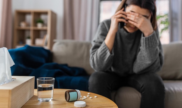 Mulher estressada com remédio a ligar ao telefone.