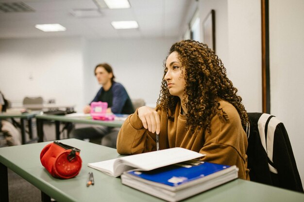 Foto mulher estudando dentro da sala de aula foto