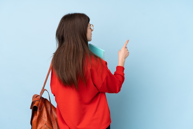 Mulher estudante sobre parede isolada