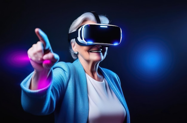 Mulher europeia velha sorridente usando óculos de realidade virtual e tocando com o dedo para o lado