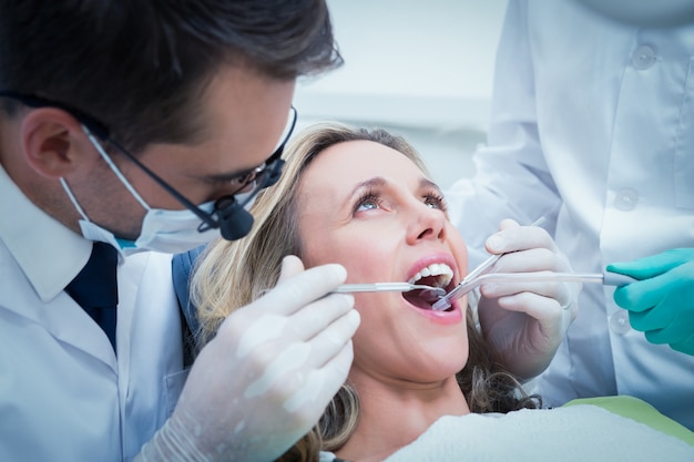 Mulher examinada com os dentes