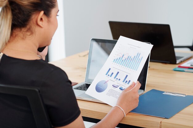 Foto mulher examinando relatório financeiro