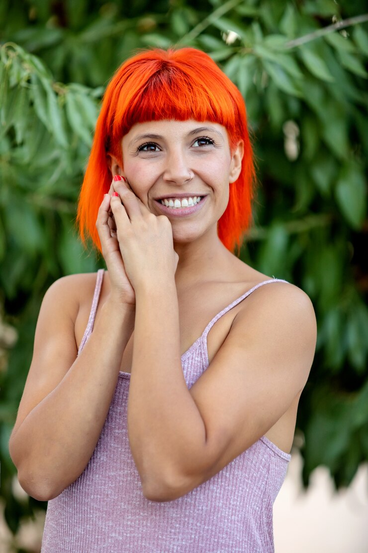 Foto mulher excitada com cabelo vermelho desfruta de um dia descontraído