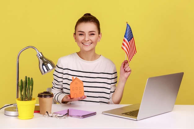 Foto mulher excitada extremamente feliz segurando bandeira dos estados unidos da américa e casa de papel