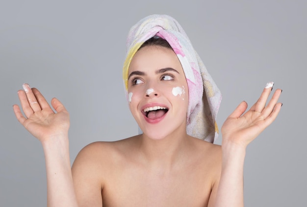 Mulher excitada máscara facial argila facial Linda mulher espantada com procedimento facial cosmético conceito de pele spa Cuidados com a pele Tratamento de beleza Cosmetologia e spa