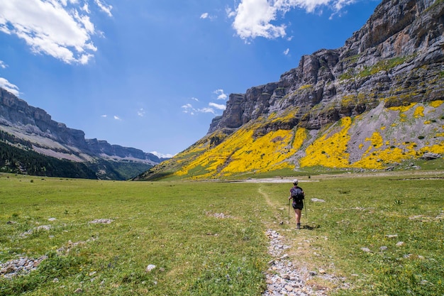 Mulher excussionista nas arquibancadas de soaso no parque nacional de ordesa e monte perdido aragon huesca espanha