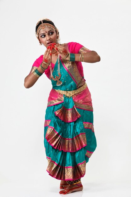 Foto mulher executando bharatnatyam contra fundo branco