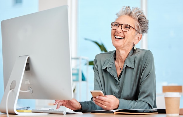 Mulher executiva sênior feliz e computador na mesa do escritório sorriem e lêem em e-mail de mídia social ou meme Recepcionista de gerente idoso ou especialista em comunicação com risada cômica ou engraçada de felicidade
