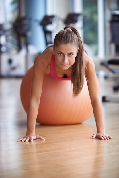 mulher exercita pilates no clube de ginástica fitness