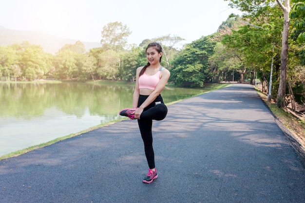 Mulher exercitando no parque.