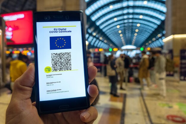 Mulher exibindo certificado digital covid da UE em smartphone