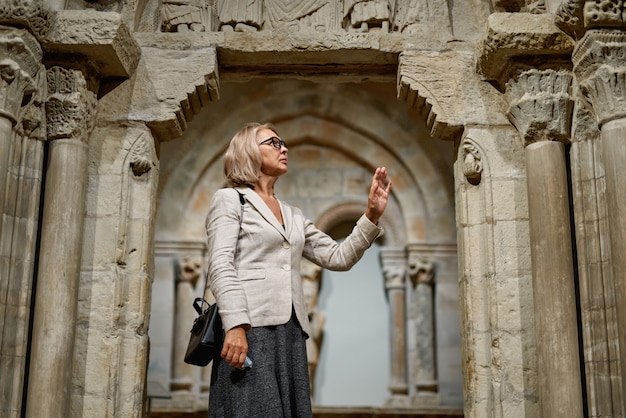Mulher explorando exposições medievais em museu