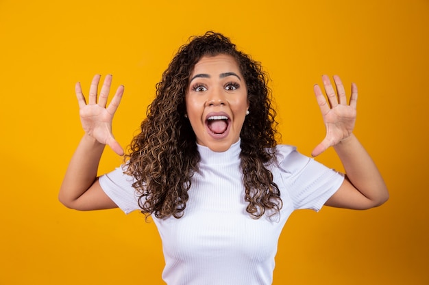 Mulher expressiva uau. jovem surpresa com os preços baixos. Mulher chocada e animada com espaço para texto