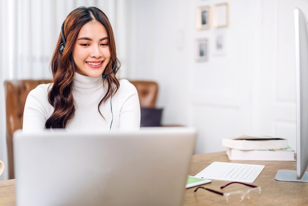 Mulher fala falar usando laptop trabalhando e videoconferência reunião on-line com colegas em casa Mulher criativa fala videochamada com trabalho em equipe de negócios a partir do conceito de casa