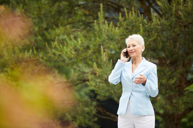 Mulher falando ao telefone ao ar livre