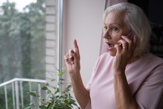 Mulher falando ao telefone ouvindo e ouvindo boatos ou fofocas