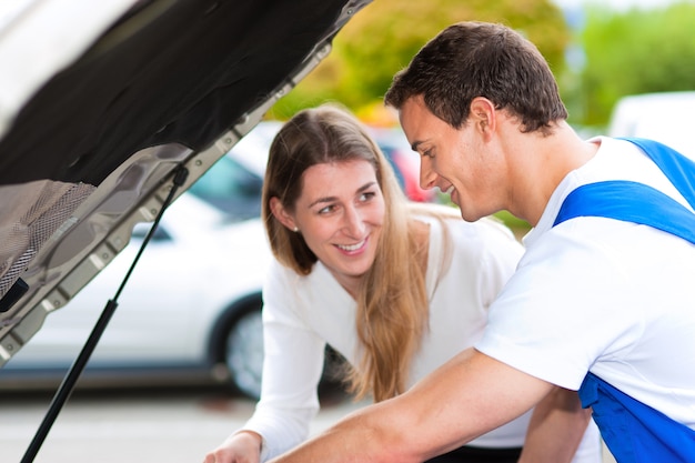 Mulher, falando, car, mecânico, reparar, loja