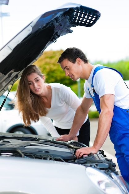 Mulher, falando, car, mecânico, reparar, loja