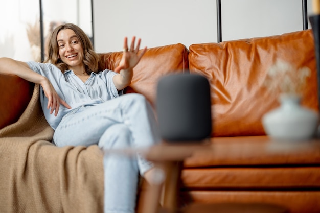 Foto mulher falando com coluna de assistente de áudio