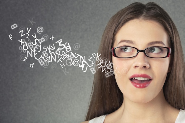 Mulher falando com letras do alfabeto pronúncia abc alfabeto fundo negócios tagarela