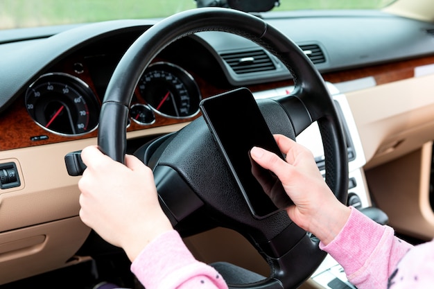 Mulher falando no celular enquanto estiver dirigindo carro