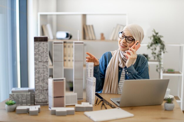 Mulher falando no celular sobre projeto de design no trabalho