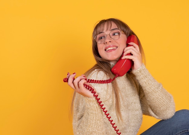 Mulher falando no telefone antigo