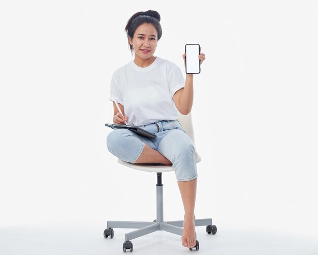 Foto mulher falando no telefone enquanto estiver usando tablet