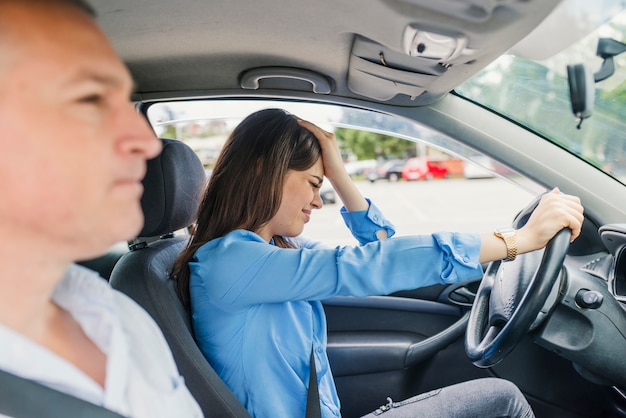 Foto mulher falhou no teste de condução. motorista estudante, levando, teste dirigindo