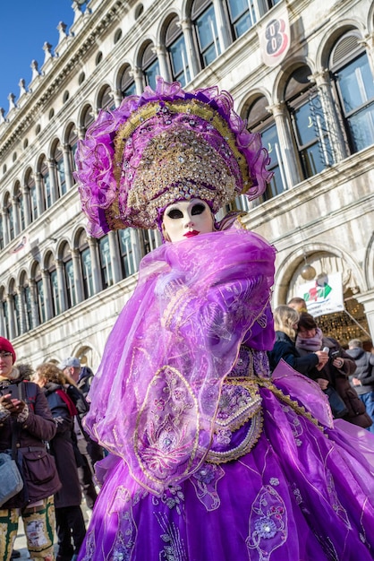 Mulher fantasiada de violeta no Carnaval de Veneza 2018