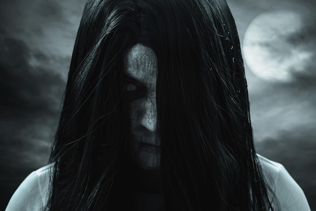 Mulher fantasma assustadora tema de Halloween