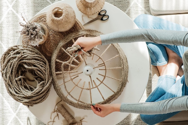 Foto mulher faz lâmpada diy artesanal de corda de juta em casa vista superior