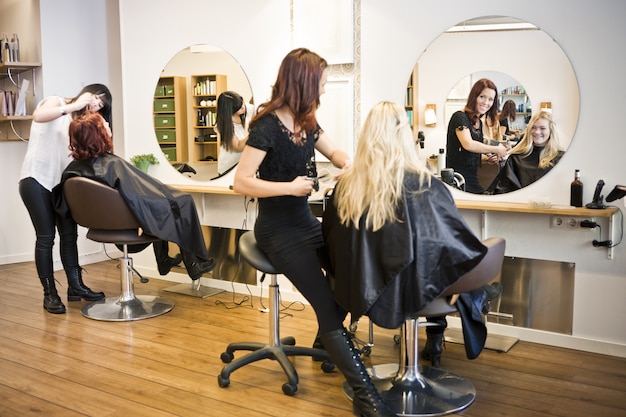 Mulher faz o cabelo no centro de beleza