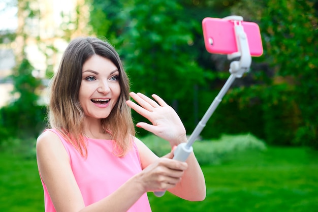 Mulher faz selfie engraçada e envia mensagem de vídeo com sorriso para amigo