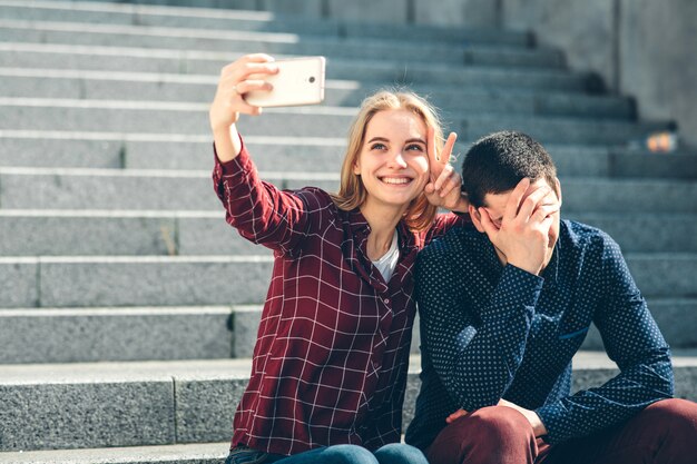 Mulher faz selfie, mas o namorado não quer