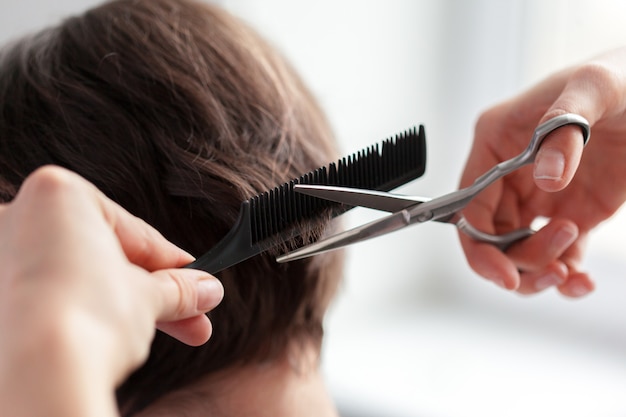 Mulher faz um corte de cabelo