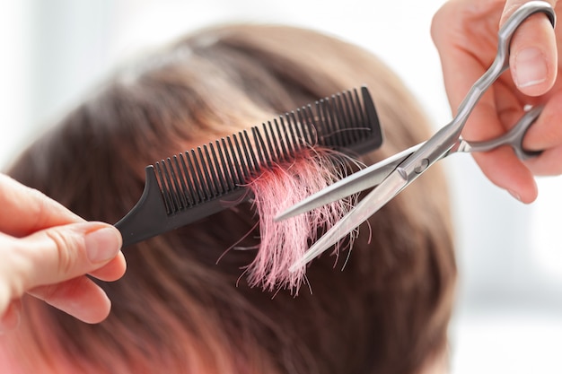 Mulher faz um corte de cabelo