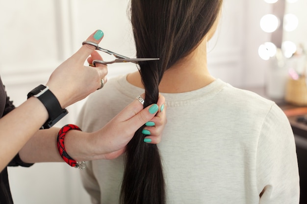 Mulher faz um corte de cabelo