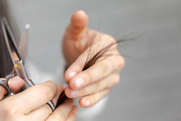 Mulher faz um corte de cabelo