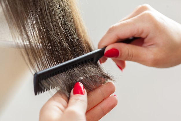 Mulher faz um corte de cabelo