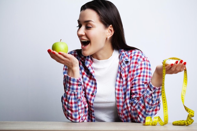 Mulher faz uma escolha entre alimentos saudáveis e prejudiciais