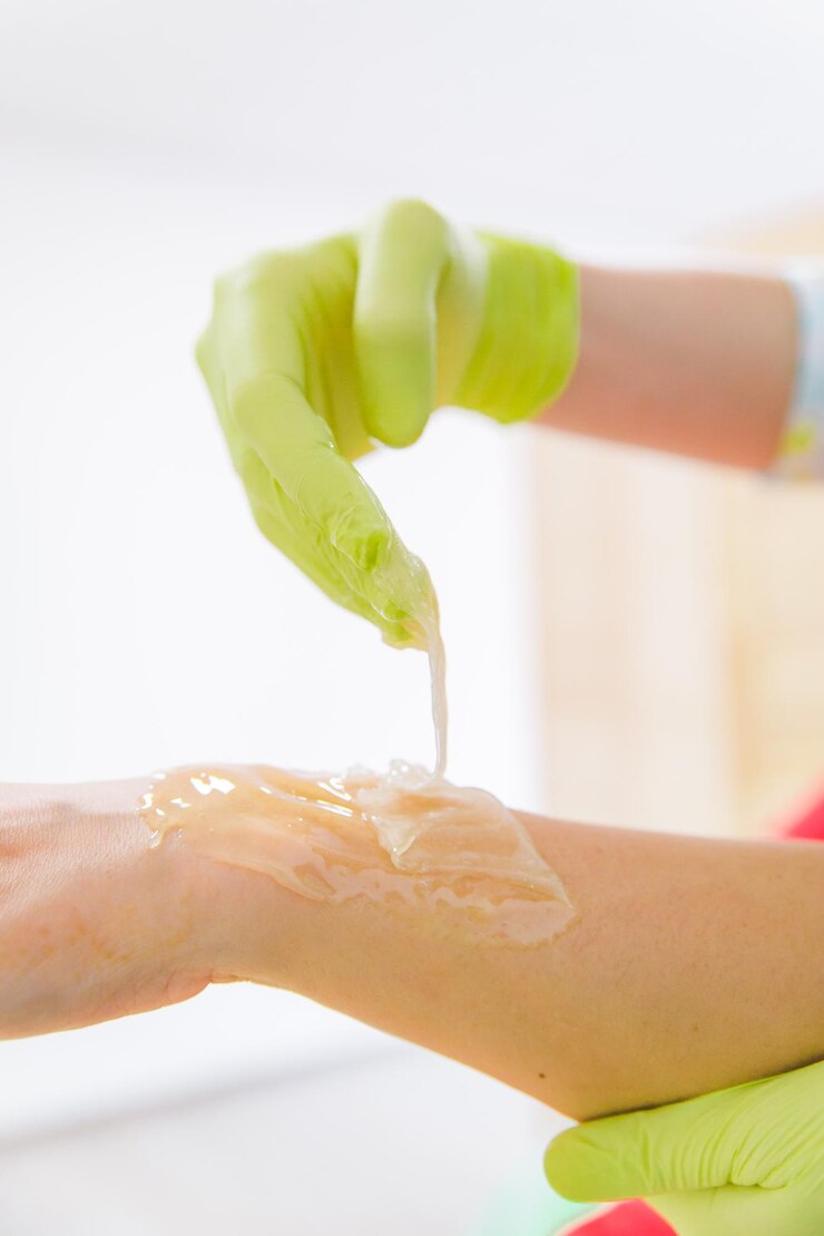 Foto mulher fazendo açúcar no centro cosmético depilação beleza mãos fecham
