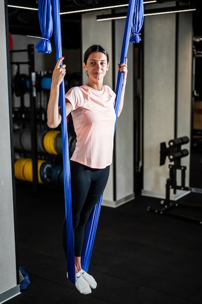 Foto mulher fazendo aeróbica na academia fly yoga