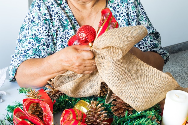 Mulher fazendo artesanato para o natal