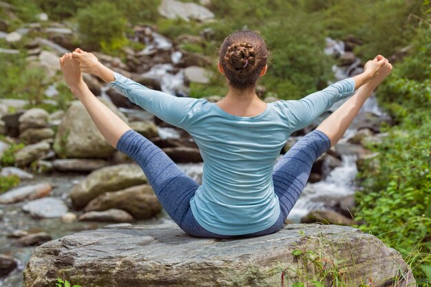 Mulher fazendo Ashtanga Vinyasa Yoga asana ao ar livre