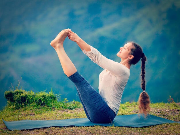 Foto mulher fazendo ashtanga vinyasa yoga asana ao ar livre