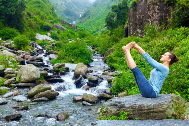 Mulher fazendo Ashtanga Vinyasa Yoga asana ao ar livre