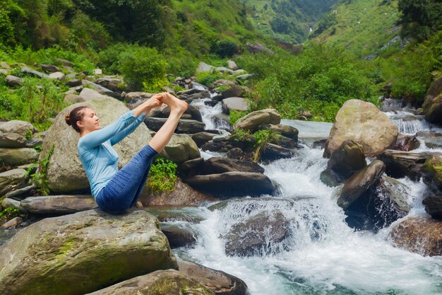 Mulher fazendo ashtanga vinyasa yoga asana ao ar livre