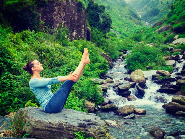 Mulher fazendo Ashtanga Vinyasa Yoga asana Navasana