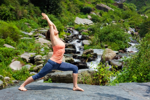 Mulher fazendo ashtanga vinyasa yoga asana virabhadrasana 1 warrior